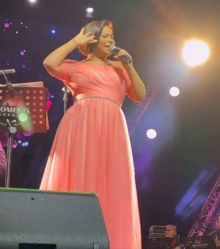 شيرين عبد الوهاب بإطلالة وردية في حفلها بدبي أحيت النجمة شيرين عبد الوهاب مساء الجمعة 12 ديسمبر حفلا غنائيا في دبي وسط حضور كبير من جمهورها.وأشعلت شيرين ع إقرأ المزيد