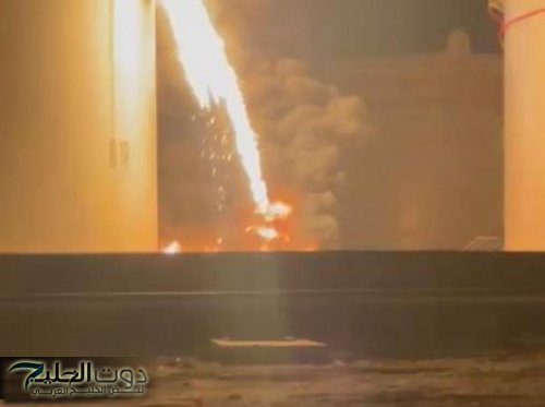 ليبيا .. اشتباكات مسلحة واشتعال النار بمصفاة الزاوية