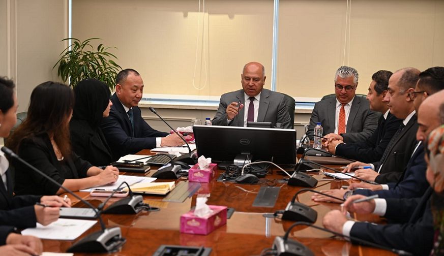 وزير الصناعة يبحث مستجدات مشروع شين فينج الصناعي في السخنة…