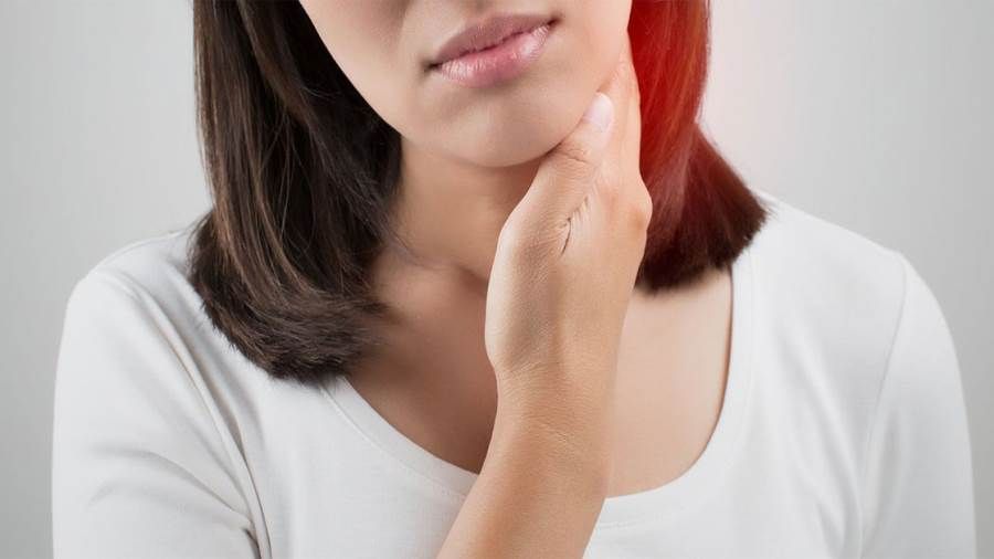 انتبهي.. علامات تدل على وجود مشكلة في نشاط الغدة الدرقية