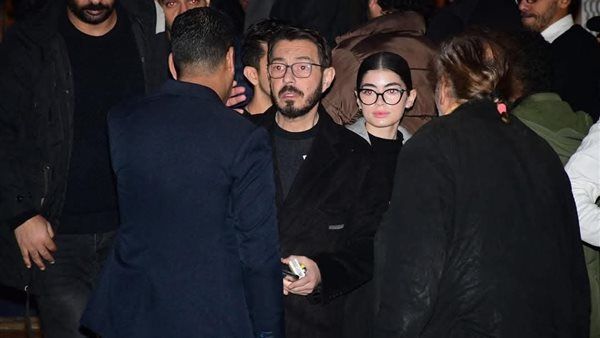أحمد زاهر وابنته ليلى في عزاء نبيل الحلفاوي
