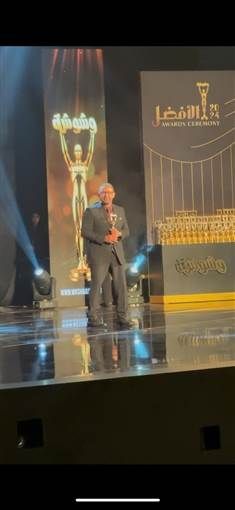 أحمد السقا يفوز بجائزة النجم الذهبي في مهرجان الأفضل ويهديها لوالده