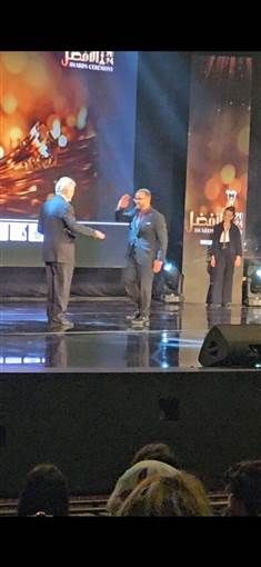 أحمد السقا يفوز بجائزة النجم الذهبي في مهرجان الأفضل ويهديها لوالده