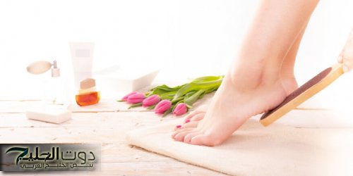 وصفة طبيعية لتشققات القدمين وتنعيمها في البيت تعرفي عليها واستفيدي