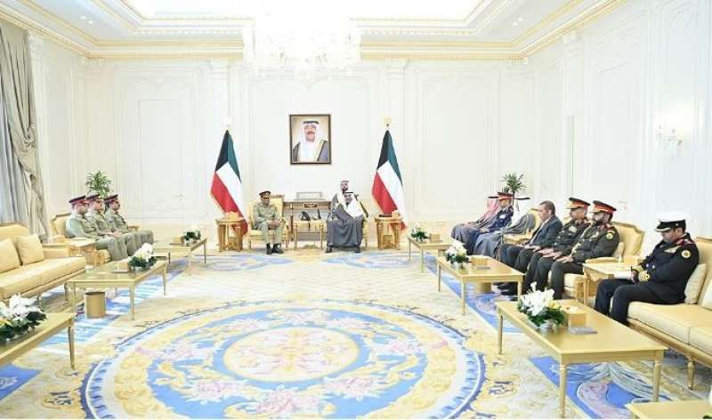 ولى عهد الكويت يستقبل رئيس هيئة الأركان المشتركة بجمهورية باكستان