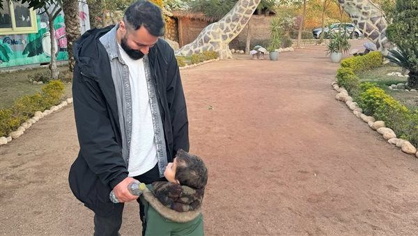 أحمد حاتم يحتفل بعيد ميلاده بصحبة أبنه “عزيز” في أحدث ظهور له