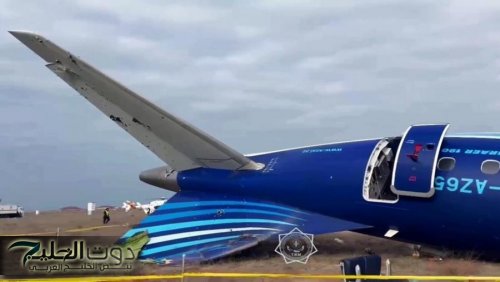 الناجون بتحطم الطائرة الأذربيجانية كانوا بالمقاعد الخلفية .. فيديو لحظة خروجهم