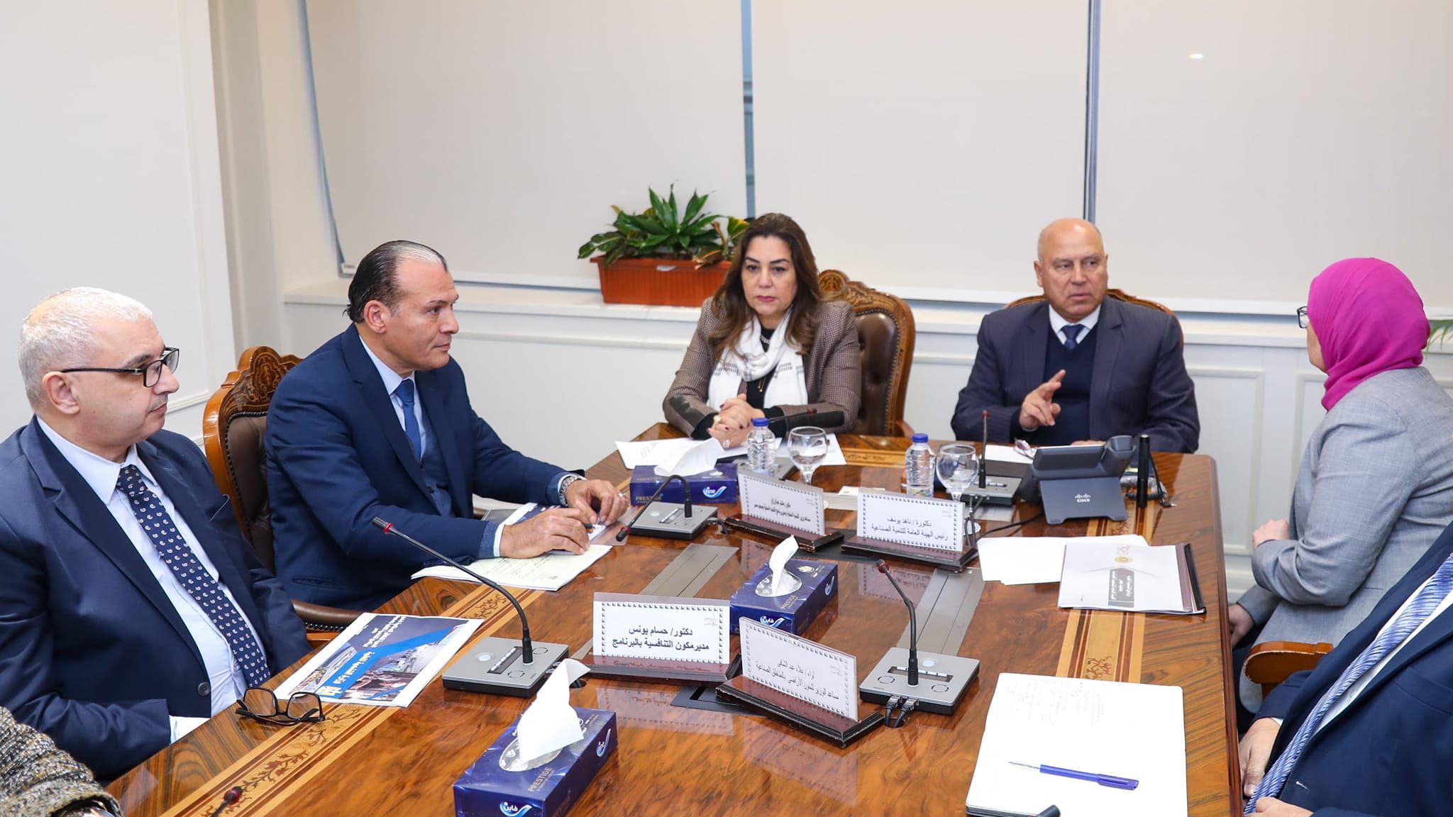 وزيرة التنمية المحلية ووزير الصناعة والنقل يبحثان مشروعات…