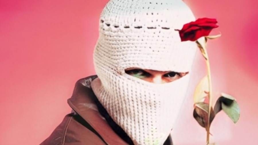 بعد الكشف عن هويته.. معلومات عن المطرب تووليت بعد إثارته الجدل والعديد من التكهنات حول هوية المطرب المقنع تووليت واتجاه الكثيرين إلى أنه عبدالله نجل ال إقرأ المزيد