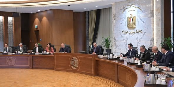 رئيس الوزراء يستعرض مع مسئولي المنصور وسايك الصينية البرنامج…