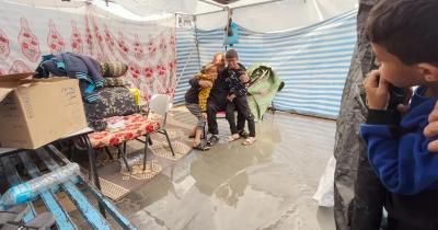 أخبار اليمن : الأمطار تزيد مأساة النازحين في خيام غزة