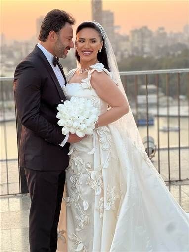  الصور الأولى من حفل زفاف مي فاروق ومحمد العمروسي تحتفل المطربة مي فاروق بحفل زفافها اليوم على خطيبها الفنان محمد العمروسي ليكون أول حفل زفاف فني في 2025.وارت إقرأ المزيد