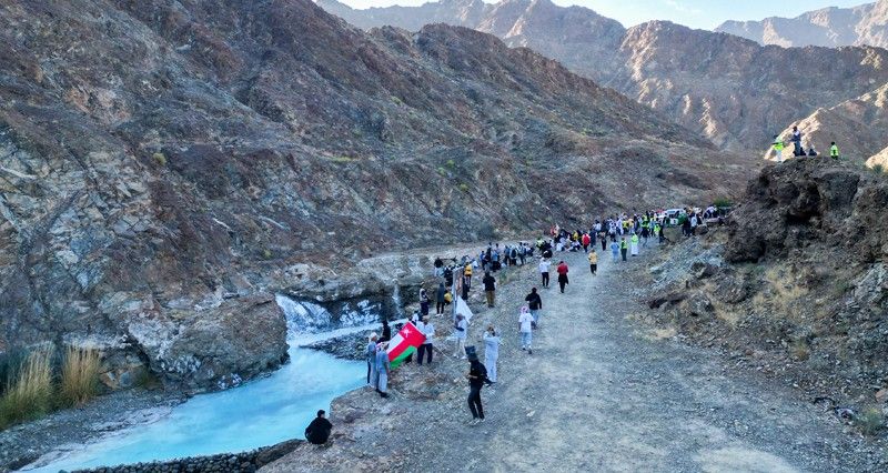 33 فريقا للمشي والمغامرات يشاركون فـي مسير دروب بولاية صحار