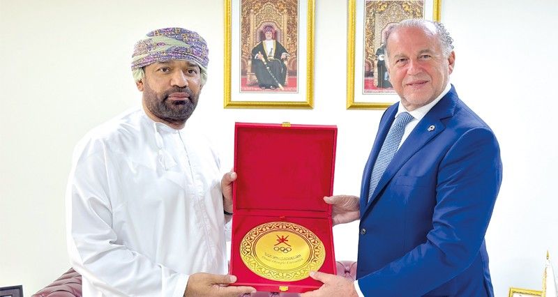 أمين عام اللجنة الأولمبية العمانية يستقبل رئيس الاتحاد الدولي للرماية