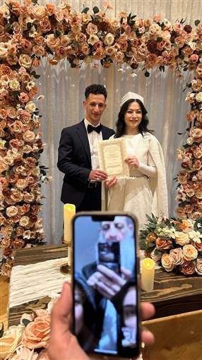 حنان ترك تحتفل بعقد قران ابنها احتفلت الفنانة المعتزلة حنان ترك بعقد قران ابنها الأكبر عمر من زوجها الراحل خالد خطاب على فتاة من خارج الوس إقرأ المزيد