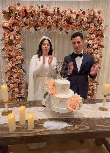 حنان ترك تحتفل بعقد قران ابنها احتفلت الفنانة المعتزلة حنان ترك بعقد قران ابنها الأكبر عمر من زوجها الراحل خالد خطاب على فتاة من خارج الوس إقرأ المزيد