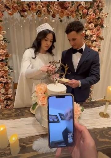 حنان ترك تحتفل بعقد قران ابنها احتفلت الفنانة المعتزلة حنان ترك بعقد قران ابنها الأكبر عمر من زوجها الراحل خالد خطاب على فتاة من خارج الوس إقرأ المزيد