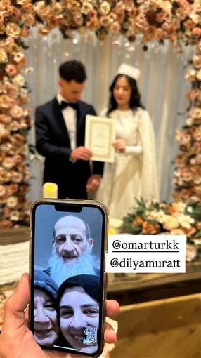 حنان ترك تحتفل بعقد قران ابنها احتفلت الفنانة المعتزلة حنان ترك بعقد قران ابنها الأكبر عمر من زوجها الراحل خالد خطاب على فتاة من خارج الوس إقرأ المزيد