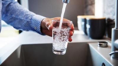 فوائد شرب الماء على معدة فارغة صباحاً