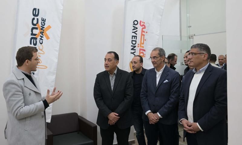 رئيس مجلس الوزراء يتفقد عددا من المعامل الخاصة باحتضان الشركات الناشئة والابتكار...