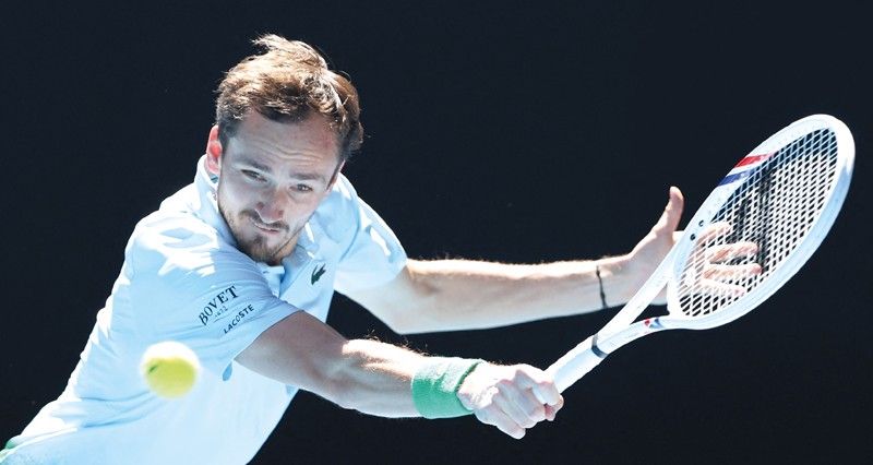 فـي بطولة أستراليا المفتوحة: مدفيديف يحطم مضربه ويتجنب خروجا باكرا وفوزان سريعان لفريتس وريباكينا