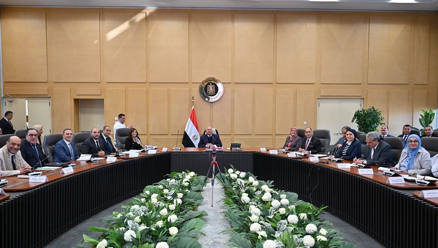 وزير الصناعة يبحث مع 35 شركة استثمارية المشاركة في إدارة…