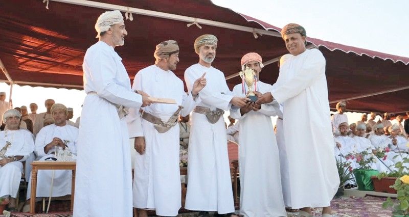 ١٠٠ فارس يشاركون فـي مهرجان العرضة ومهارات الفروسية بولاية أدم