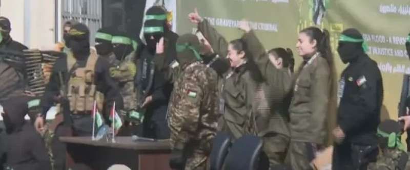 الصليب الأحمر يتسلم المحتجزات الإسرائيليات الأربع وسط غزة