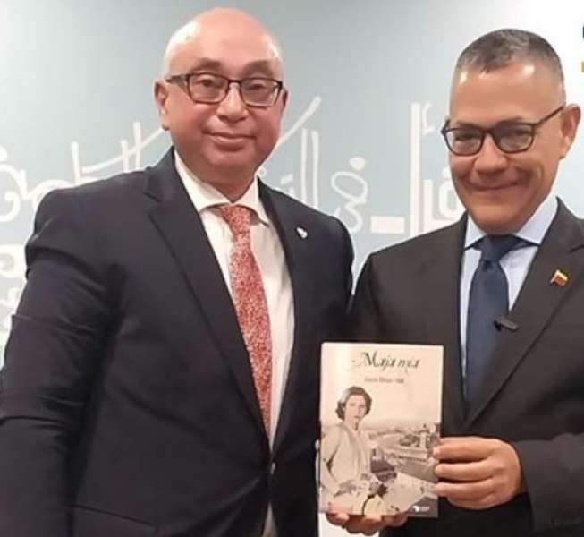 وزير ثقافة فنزويلا يحتفل بصدور كتابه في معرض القاهرة الدولي للكتاب