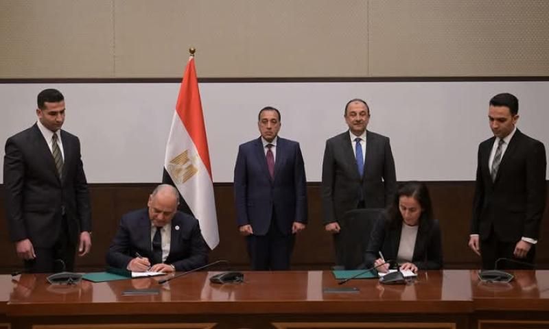 مدبولي يشهد توقيع عقد لإعادة تشغيل مصنع بلوكات الأنود بالعين السخنة المُتوقف...