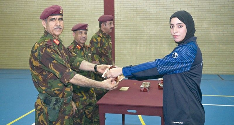 تكريم فريق الحرس السلطاني العماني لرماية «التارجت سبرنت»