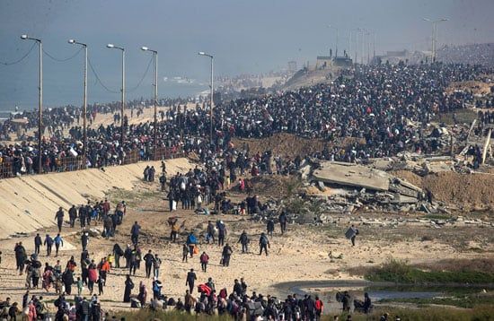 مشاهد لا تُنسى.. فلسطينيون يعودون إلى منازلهم شمال غزة وسط الركام