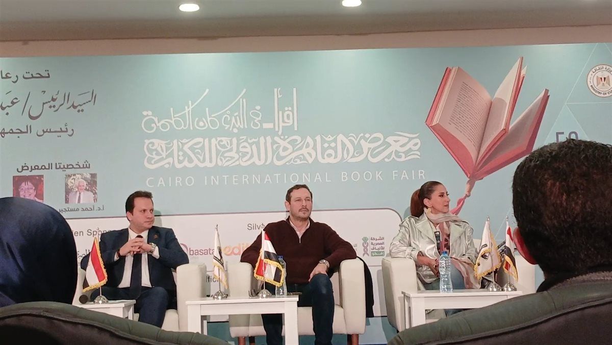 لحظة وصول حنان مطاوع لمعرض الكتاب