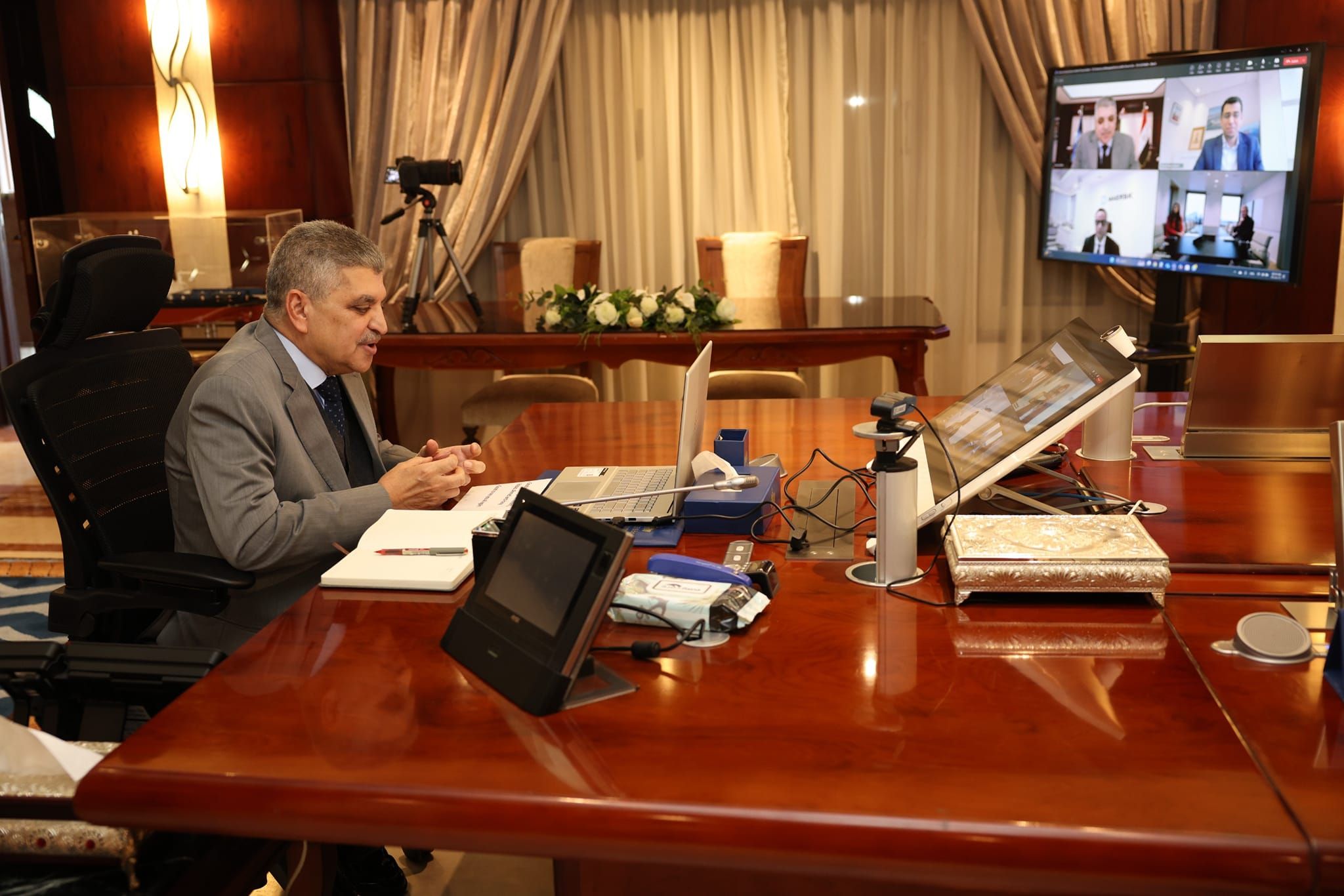 رئيس هيئة قناة السويس يبحث سبل التعاون مع المدير التنفيذي…