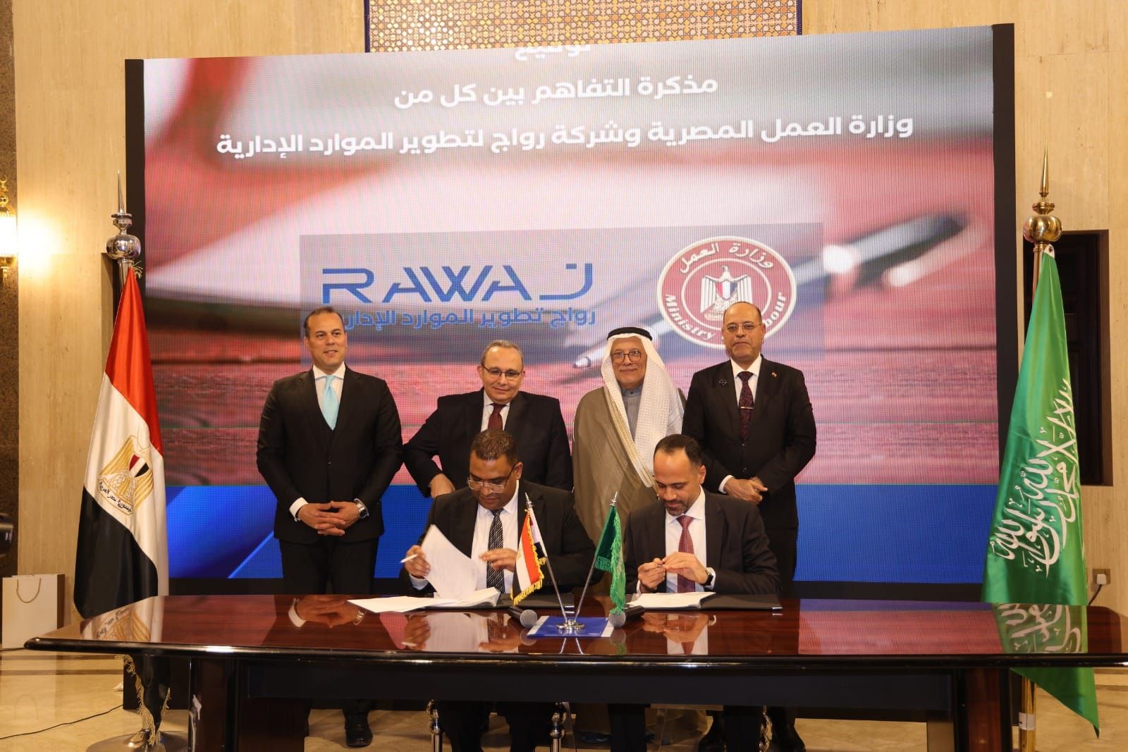 وزير العمل يشهد توقيع اتفاقية مع شركة رواج لتوفير كوادر…