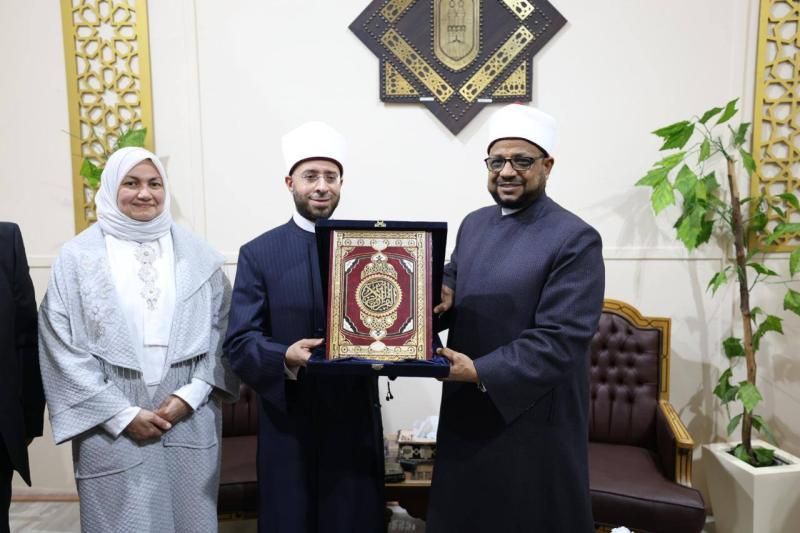 وزير الأوقاف يتفقد جناح الأزهر الشريف بمعرض الكتاب ويشيد بثرائه الفكري والتثقيفي