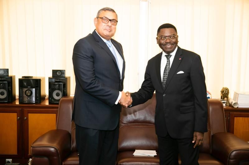 نائب وزير الخارجية والهجرة يلتقي بسكرتير عام رئاسة جمهورية الكاميرون حاملاً رسالة...