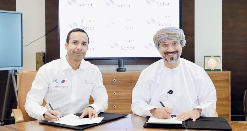 صحار الدولي يوقع اتفاقية لرعاية نجم السباقات العماني أحمد الحارثي