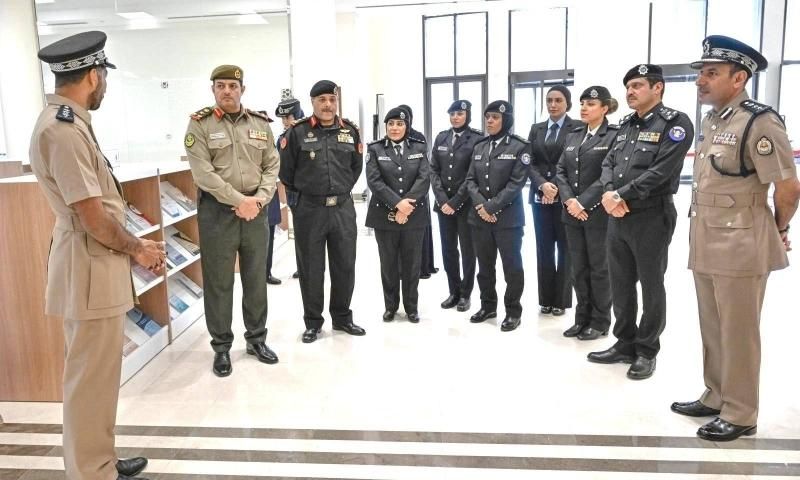 وفد عسكري كويتي يطلع على آليات التعليم والتدريب في «أكاديمية السلطان قابوس...