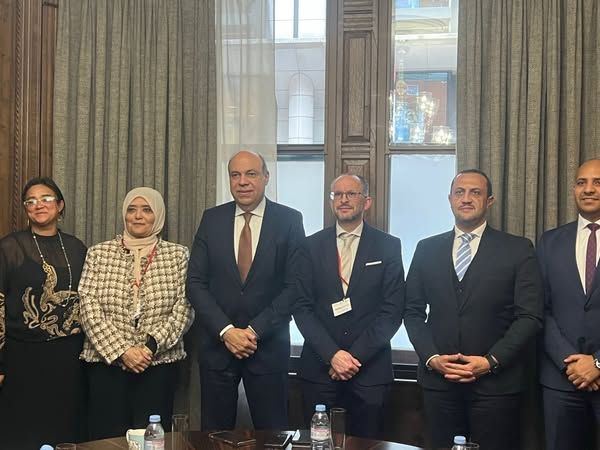 وزير الطيران يبحث مع كبرى الشركات البريطانية التعاون في…