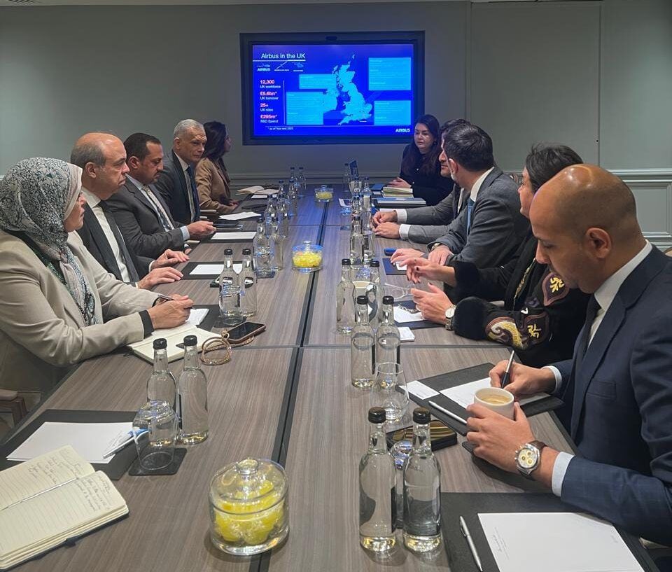 وزير الطيران المدني يبحث مع مسئولي شركة إيرباص العالمية…