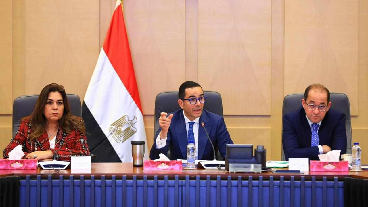 وزراء الاستثمار والمالية والتنمية المحلية يبحثون تطوير…