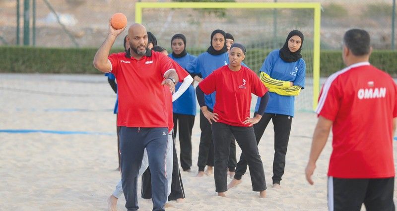 لجنة الرياضة النسائية باتحاد اليد تنظم المهرجان الأول لكرة اليد الشاطئية