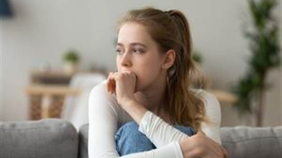 لماذا يزداد القلق لدى النساء؟.. اليكِ الأسباب والعلاج