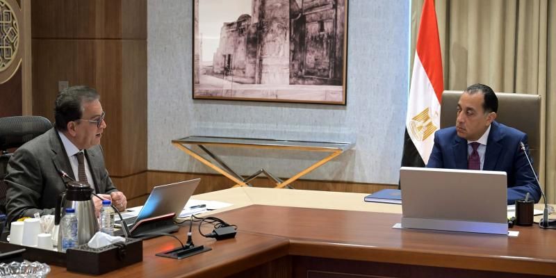 رئيس الوزراء يتابع مع وزير الصحة والسكان الموقف التنفيذي لعدد من مشروعات...