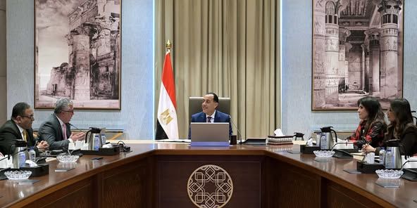 مدبولي يتابع مع رئيس اقتصادية قناة السويس نشاط عمل الهيئة