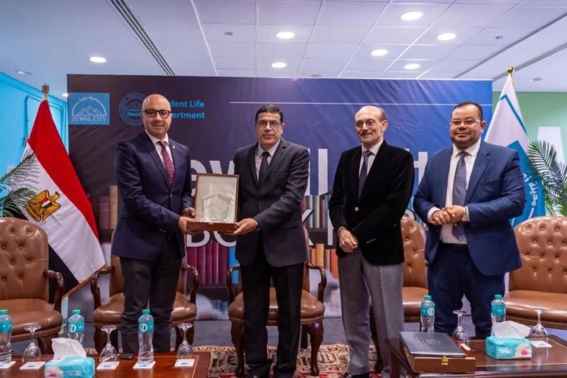 الثقافة تفتتح المعرض الثاني للكتاب بجامعة زويل