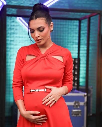 كارمن سليمان بفستان أحمر يبرز حملها في أحدث جلسة تصوير شاركت المطربة كارمن سليمان جمهورها عبر صفحتها الرسمية في موقع التواصل الاجتماعي إنستجرام أحدث جلسة تصوير لها إقرأ المزيد