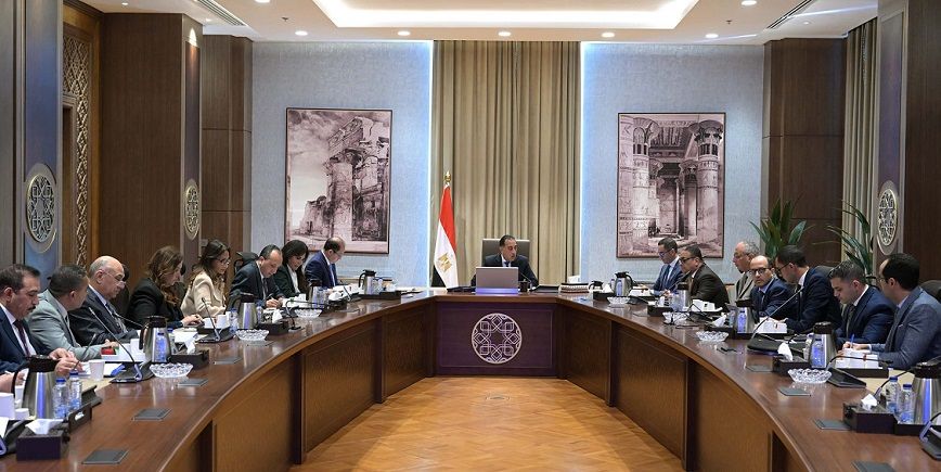 الحكومة تستعرض مقترحات لتخفيف الأعباء المالية عن المستثمرين