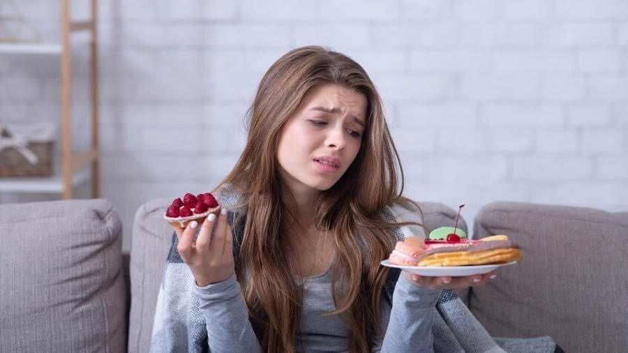 ما العلاقة بين الاكتئاب والرغبة في تناول الحلويات؟